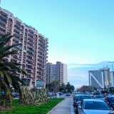 Sheraton � Accanto a Poggiofranco alta, in direzione ovest, si apre la zona dello Sheraton, contrassegnata dalla presenza del prestigioso albergo (oggi Nicolaus Hotel) e �patria� di bar alla moda e uffici di ogni genere. L�area negli ultimi anni si � allargata verso via Tatarella creando il cosiddetto punto X�, una piazzetta circondata da locali e palazzi residenziali